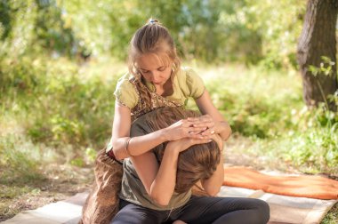 Deneyimli masöz thuroughly masaj çim bir kız.