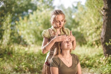 Masaj kız yeterli orman zemin üzerinde büyük bir masaj gerçekleştirir.