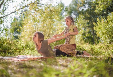 Kız masöz thuroughly masaj dışında bir kız.