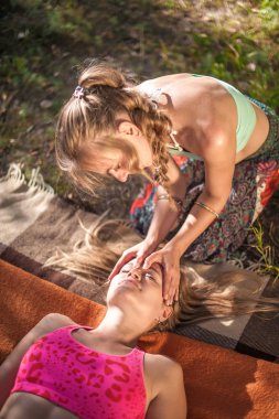 Proffesional masöz yeterli doğada büyük bir masaj gerçekleştirir.