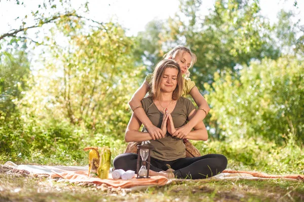 Chica en el masaje en la naturaleza con terapeuta de masaje. —  Fotos de Stock