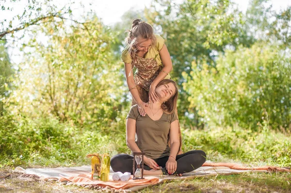 Masajista Proffesional implementa sus habilidades de masaje en la naturaleza . —  Fotos de Stock