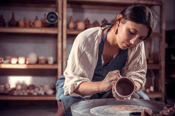 Elegante maestro ceramista modellare un vaso di argilla su una ruota vasai. Laboratorio di ceramica . — Foto Stock