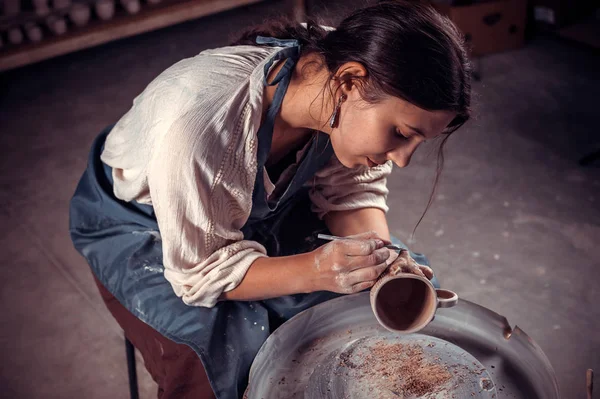 Stilvolle Töpfermeister in der Keramikwerkstatt. Handwerkliche Produktion. — Stockfoto