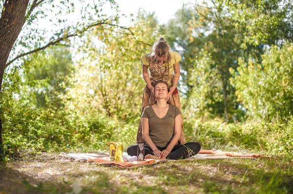 Masaje profesional implementa sus habilidades de masaje en la naturaleza . —  Fotos de Stock