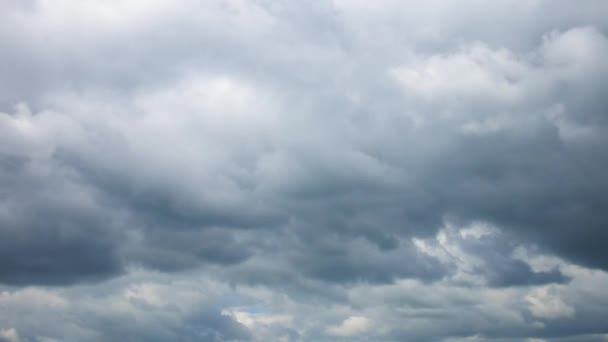Τα σύννεφα του κεραυνο με τη μορφή φόντου. Συννεφιασμένος καιρός — Αρχείο Βίντεο