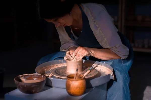 Uroczy Artisan mistrza podejmowania garnka ceramicznego na kole garncarstwa. Praca ręczna. — Zdjęcie stockowe