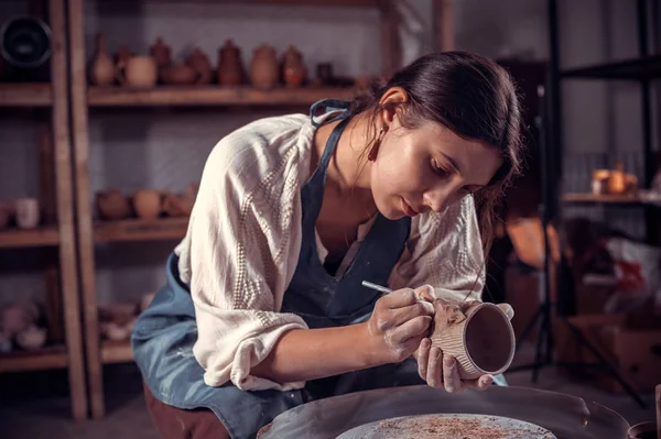 Stijlvolle ambachtelijke werken met aardewerk in de keramische workshop. Handgemaakte producten. — Stockfoto