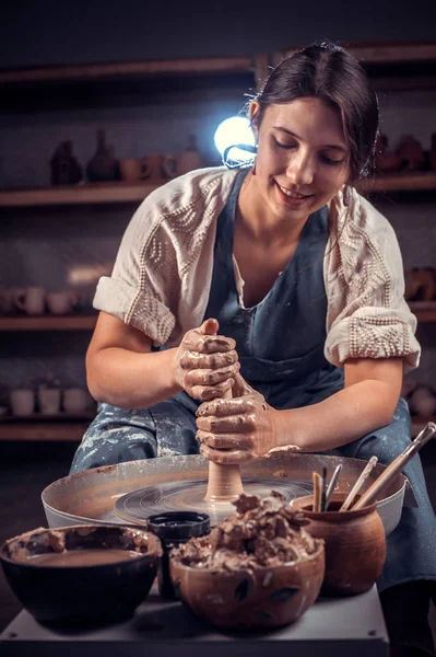 Wanita pengrajin yang cantik bekerja dengan tembikar di bengkel keramik. Handcraft . — Stok Foto