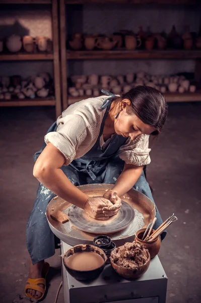 Charming potter female student shows how to work with clay and pottery wheel. Handwork. — Stock Photo, Image