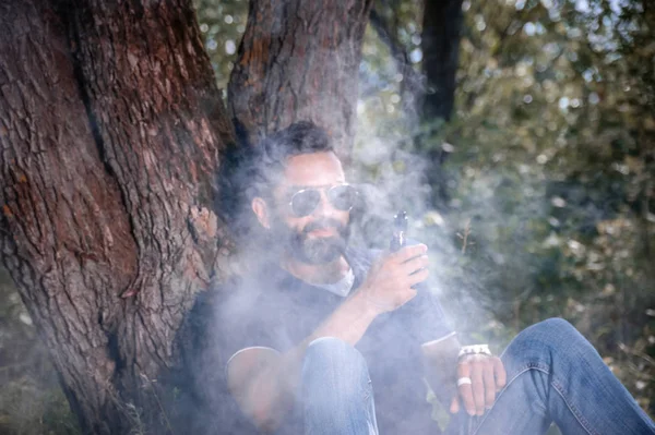Fumatore moderno che si gode una sigaretta elettronica all'aria aperta. Tabacchi da fumo . — Foto Stock