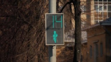 Yeşil ışık ile yaya trafik ışığı.