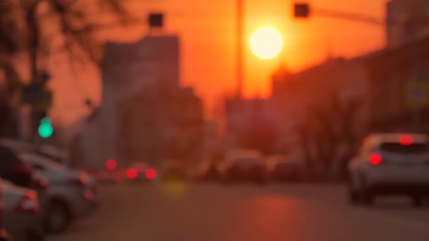 Los coches están en atasco durante una hermosa puesta de sol dorada — Vídeos de Stock
