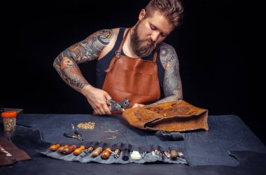 Tabakhane dükkanında deri yapımı kaliteli ürünler currier