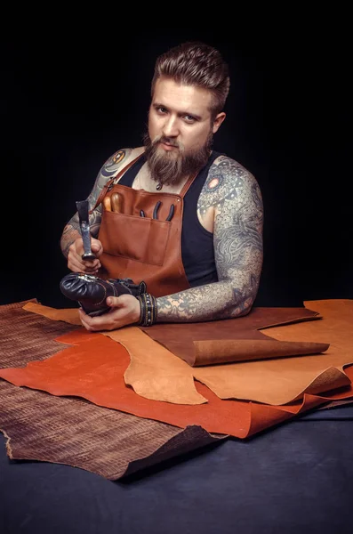 Επαγγελματικός εργάτης δέρματος που εργάζεται ως τεχνίτης — Φωτογραφία Αρχείου