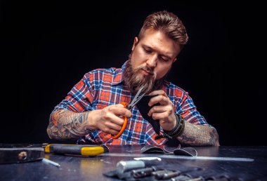 Atölyede kaliteli ürünler yapan deri ustası