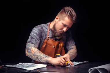 Deri Craftsman onun tanner dükkanında bir deri iş parçası işleme