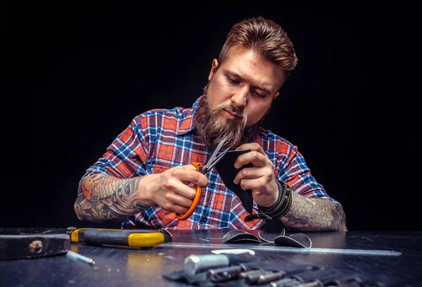 Atölyede kaliteli ürünler yapan deri ustası