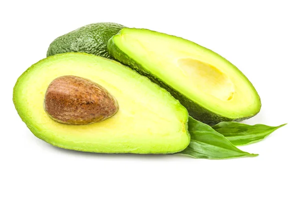 Verse avocado's geïsoleerd op een witte achtergrond — Stockfoto