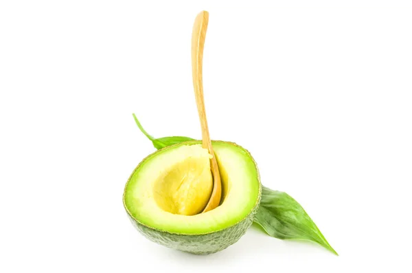 Rijpe avocado geïsoleerd over een witte achtergrond — Stockfoto