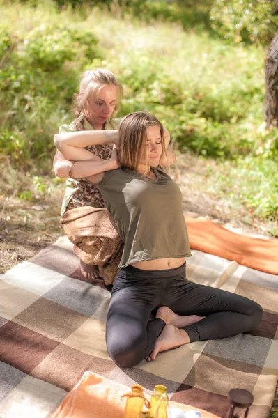 Chica masajista realiza adecuadamente un gran masaje en la calma al aire libre . —  Fotos de Stock