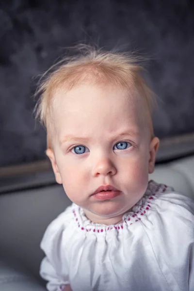 Egy súlyos kis lány portréja — Stock Fotó