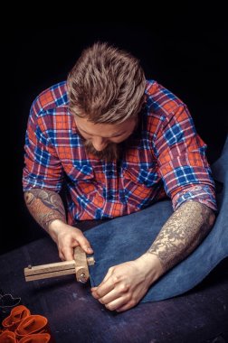 Deri ile çalışan deri ustası 