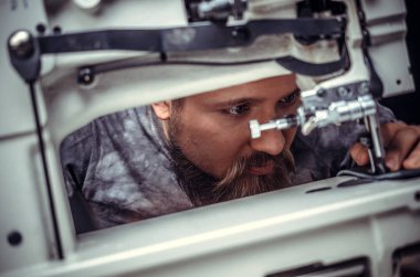 Deri ile çalışan adam işine odaklandı 