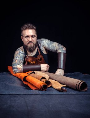 Esnaf stüdyoda deri eşyalar la çalışıyor