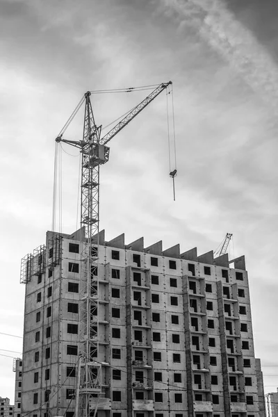 Construção de edifícios altos e guindastes de colunas — Fotografia de Stock