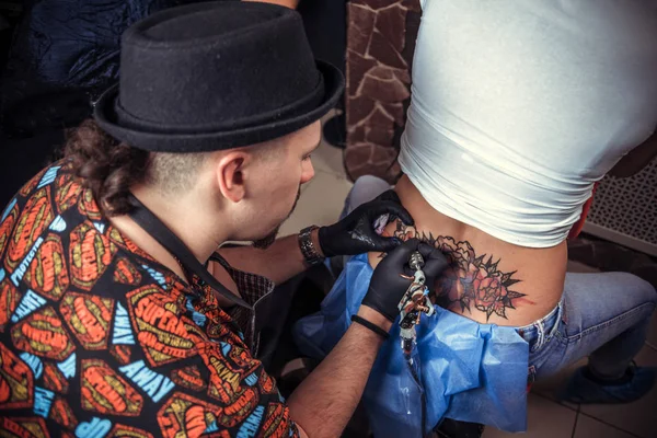 Master tattooist working tattooing in tattoo parlor — Stock Photo, Image