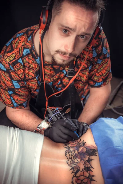 Maestro del tatuaje hace tatuaje fresco en el estudio del tatuaje —  Fotos de Stock