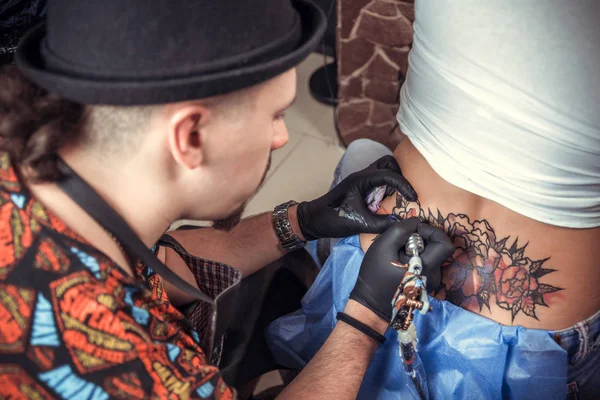 Майстер татуювання, що працює на професійному пристрої татуювання в студії татуювання — стокове фото