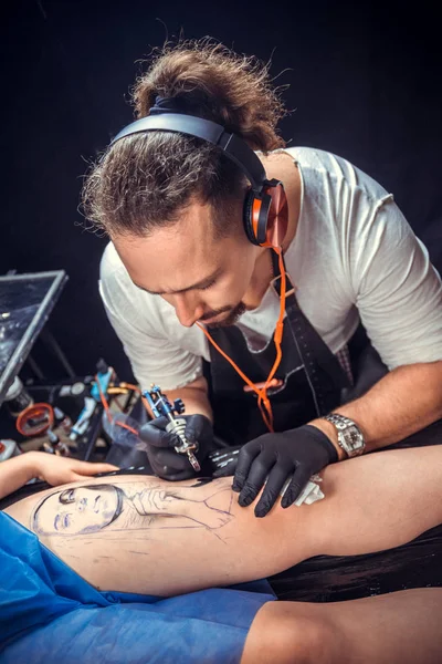 Tatuagem artista faz imagens de tatuagem no estúdio de tatuagem — Fotografia de Stock
