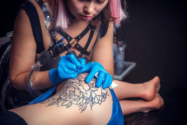 Tatuerare gör tatuering bilder i tatuering salongen — Stockfoto