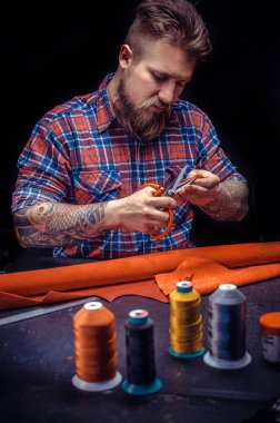 Deri Ustası dükkanında deri kesme işlemini demostrating