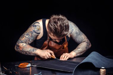 Currier masada yeni deri ürün oluşturur