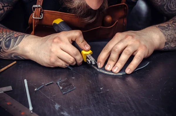 Currier working with leatherwork — Stock Photo, Image