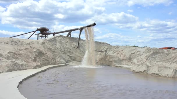 Industriell utvinning av sand för byggande. Från röret kasseras sand med vatten under starkt tryck. — Stockvideo