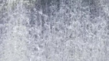 Kabarcıklar ile akan hidroelektrik istasyonu baraj su akışı