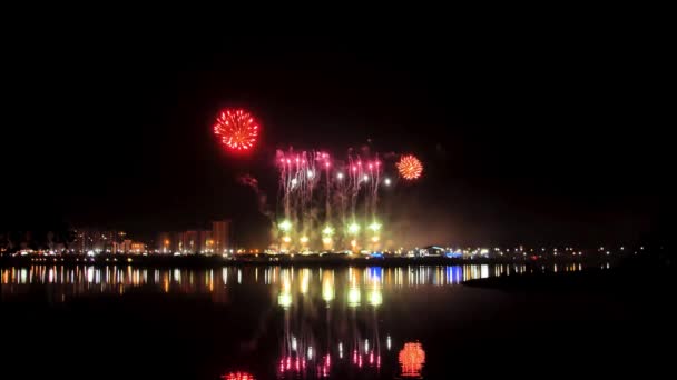 Цветные фейерверки на праздничном фестивале — стоковое видео
