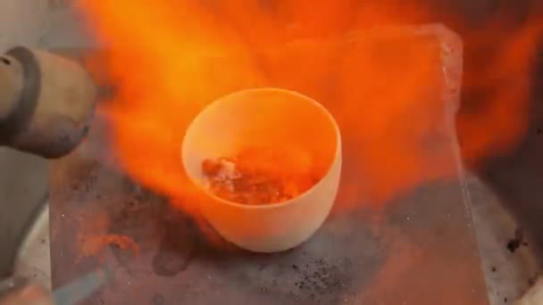 Fonte du métal dans le creuset deux brûleurs — Video