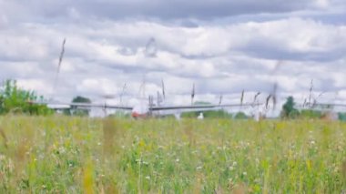 Sahada bir planör var. Planör odak dışında
