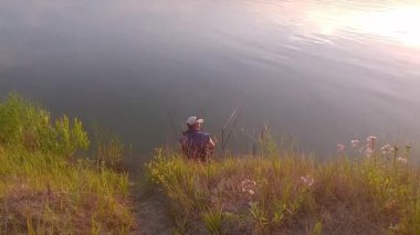 Nehirde balıkçı olta balıkçısı. Nehir kenarında balıkçı ve balık yakalamaya çalışıyor. Rekreasyon ve yaşam tarzı