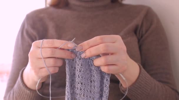 La donna lavora vestiti di lana a maglia. Ferri da maglia. Primo piano. lana naturale — Video Stock