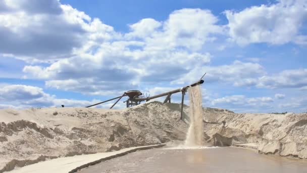 Mineração de areia para obras de construção. Mineração de areia. Lavagem de areia . — Vídeo de Stock