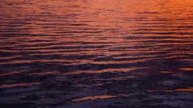 Gökkuşağı dere nehir yüzeyine yayıldı