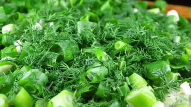 Salata için soğan ve dereotu taze kesilmiş. Makro görünümü