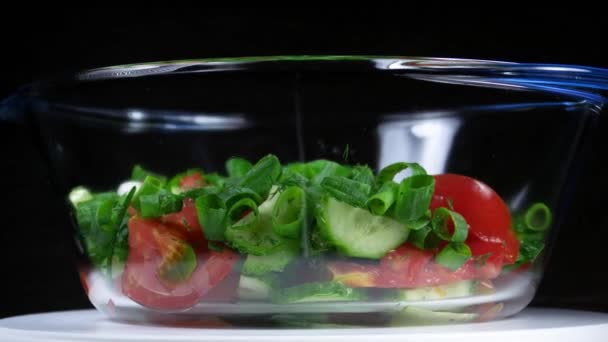 Färsk rå grönsakssallad i transparent skål — Stockvideo