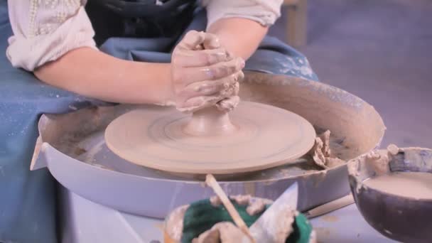 Professional potter making bowl in pottery workshop — Stock Video